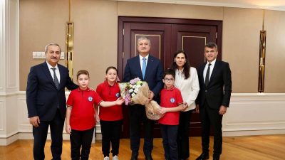 İlköğretim haftası nedeniyle Karabük’te eğitim gören ilköğretim öğrencileri, öğretmenleri ile