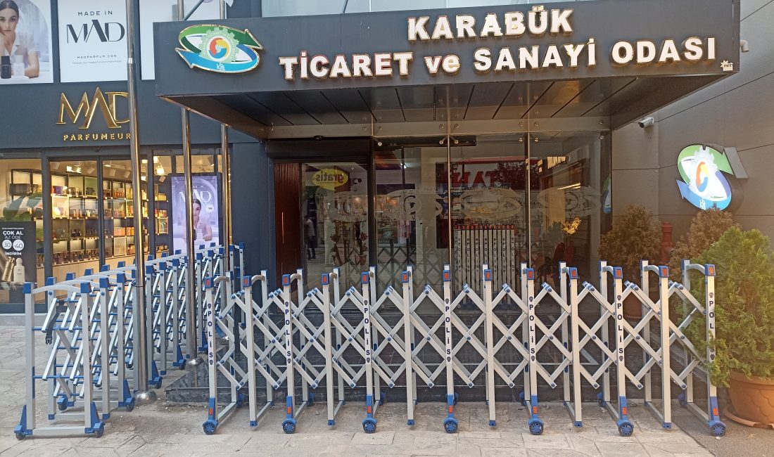 GİRİŞE AKARDİYON BARİYER KURULDU Yarın gerçekleştirilecek Karabük Ticaret ve Sanayi
